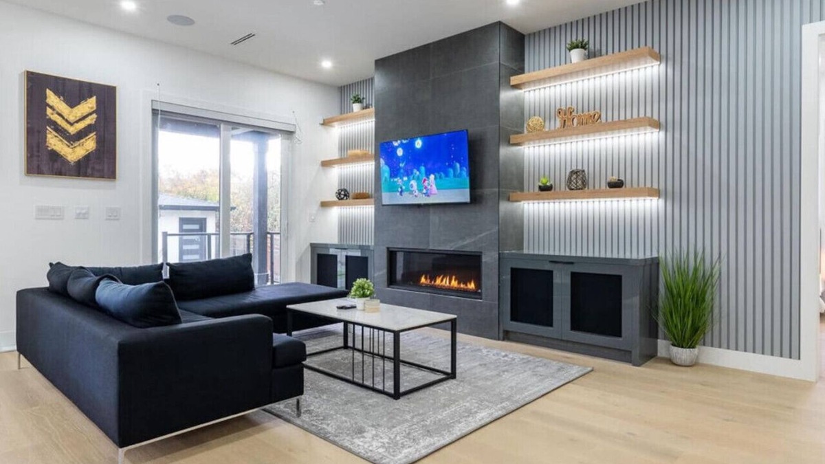 Delta House | King Bed Lux Entertainers' Home| Indoor Fireplaces