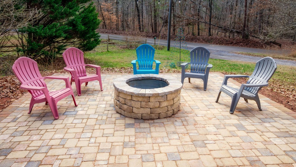 Chatsworth Cabin | KING BED, Minutes to Lake, Pets Welcome, Fire Pit