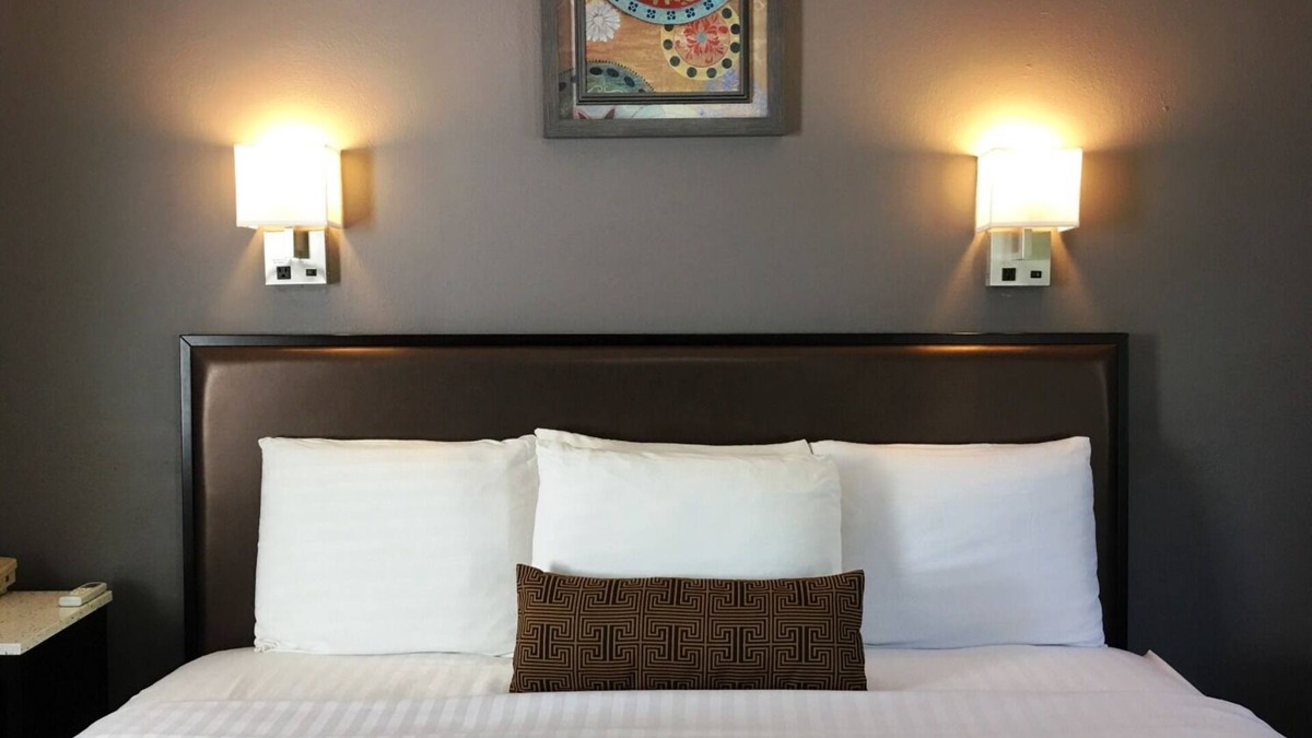 Milford House | King Bed Non Smoking Room, Scottish Inns Milford, Convenient Spot, Free Parking