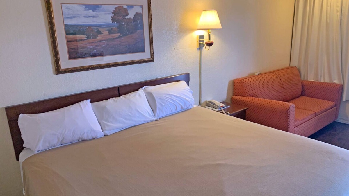 Grissom - Highland Hotel | King Bed Non SmokingaKing Bed Non Smoking, Red Carpet Inn, Complimentary Parking, Close to Downtown