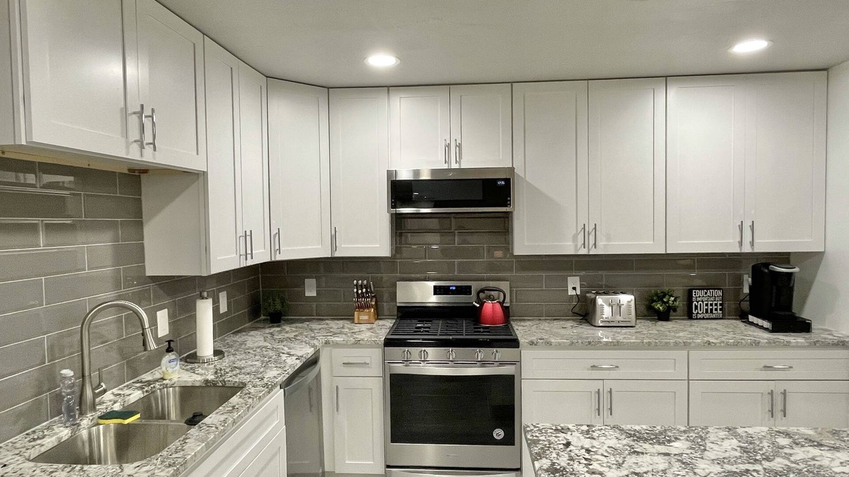 Northeast Carrollton House | King Bed, Open Kitchen/Living Room, Fast Internet, Sleeps 8 guests