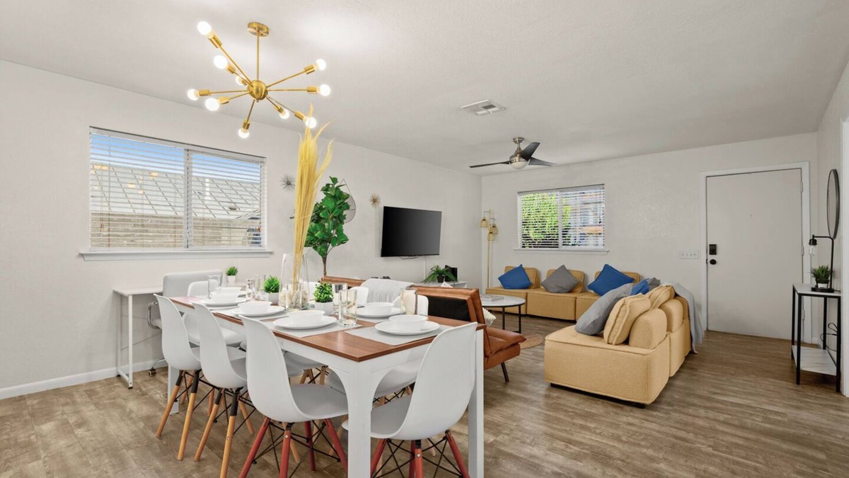 Chestnut House | King Bed~Open Living Area~Private Parking~5 Minutes to DT~Fully Stocked Kitchen