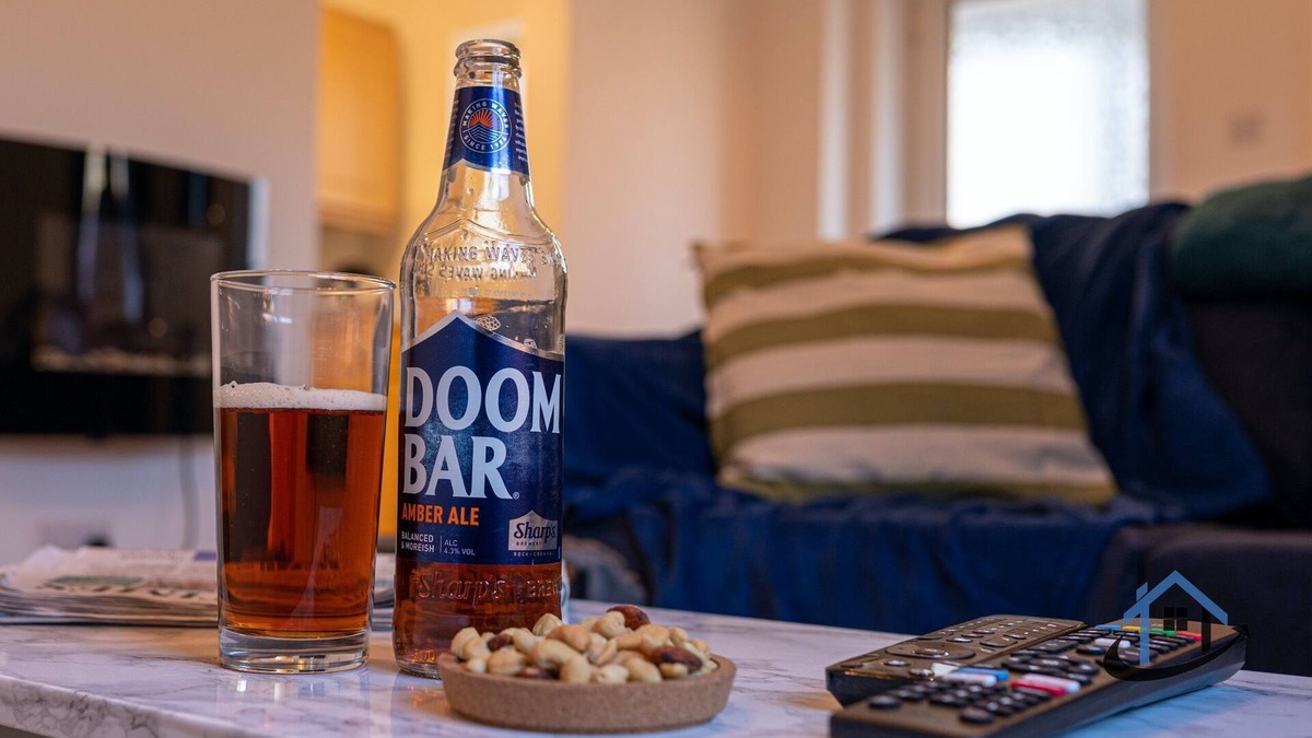 Wootton House | King bed, parkingx2, workspace, wifi, corporates.