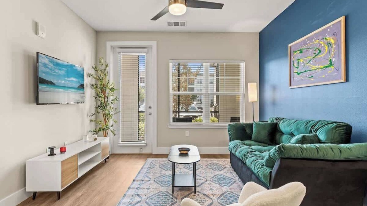 Southeast Orlando Apartment | King Bed | Parks Nearby | Pool | Gym | Pet allowed
