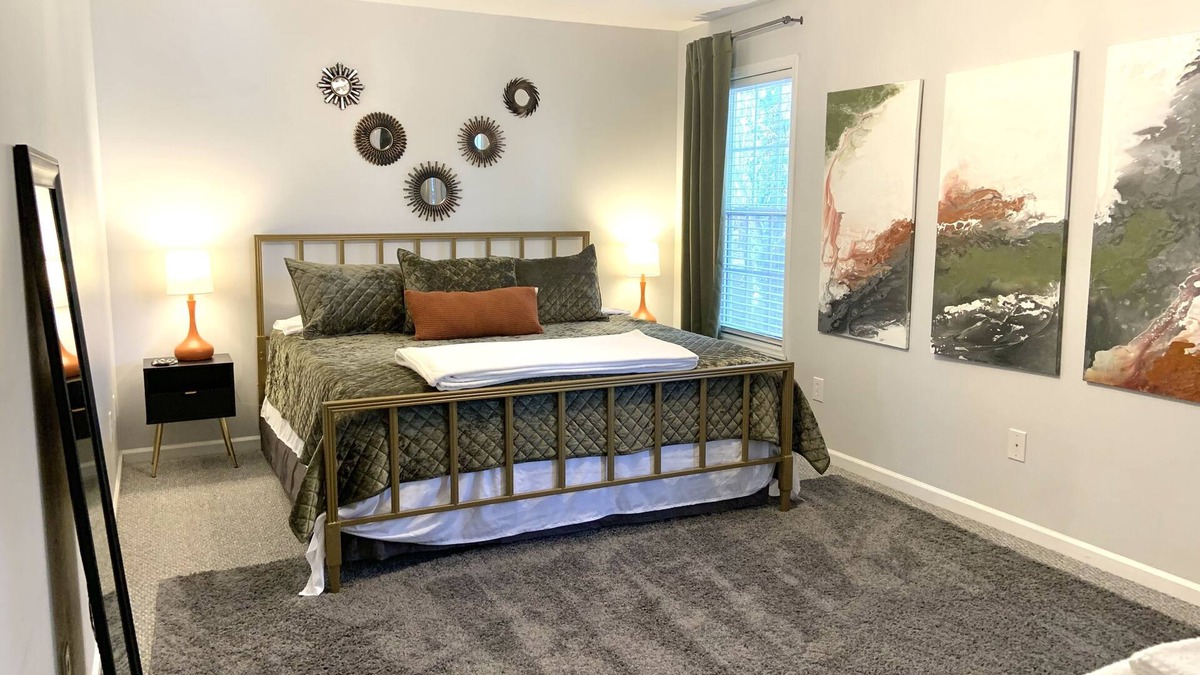 High Point House | King Bed, Pet Friendly, and Extended Stay 30+ Days Cozy Retreat