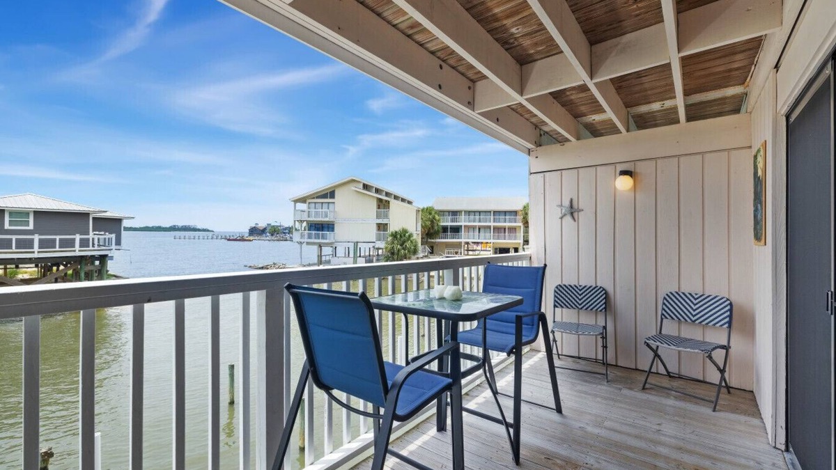 Cedar Key Condo | King Bed 🌊 Pet Friendly 🌊 Waterfront