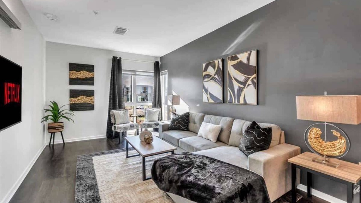 Bentonville Apartment | King Bed & Pool Fitness Center by LCP Collection