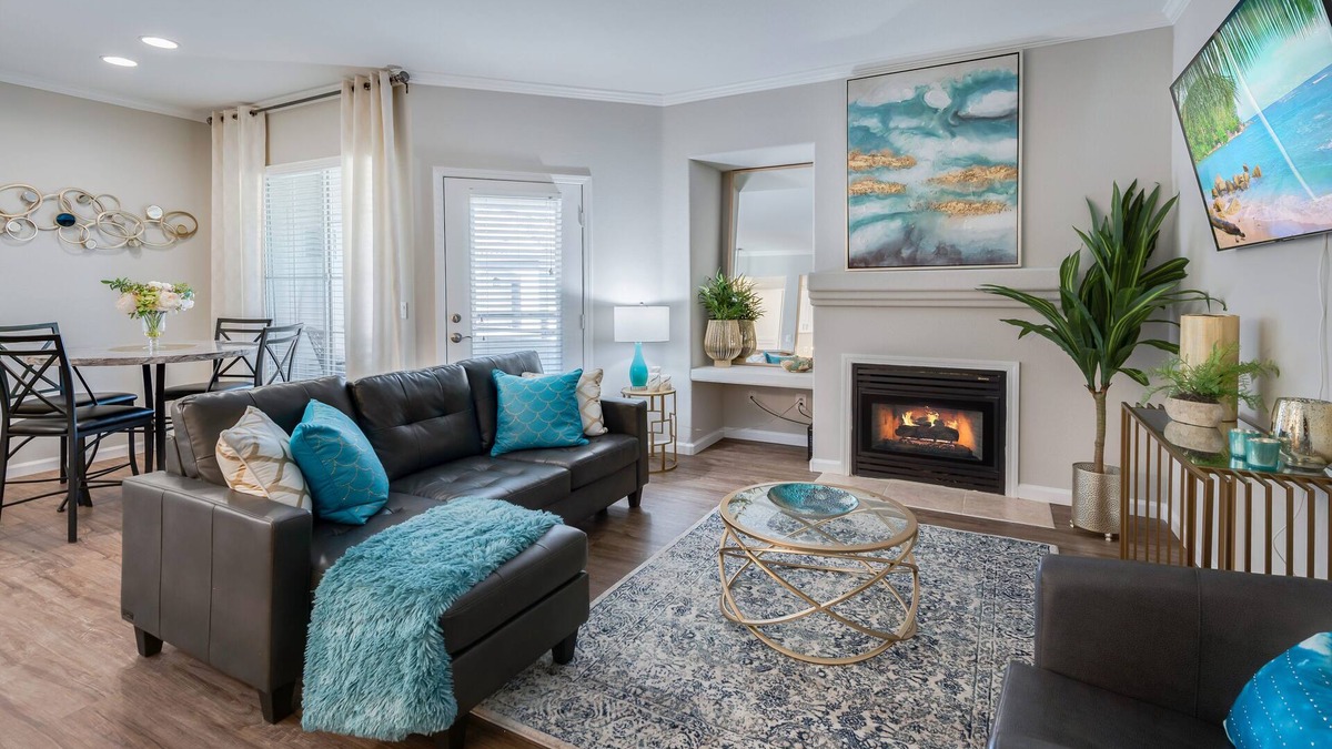 Roseville Apartment | King Bed/Prime Location/Private Garage