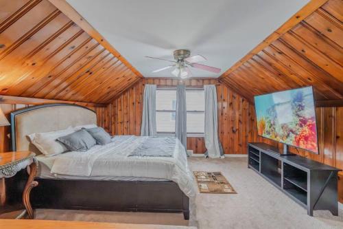 Dearborn Apartment | King Bed Private Home