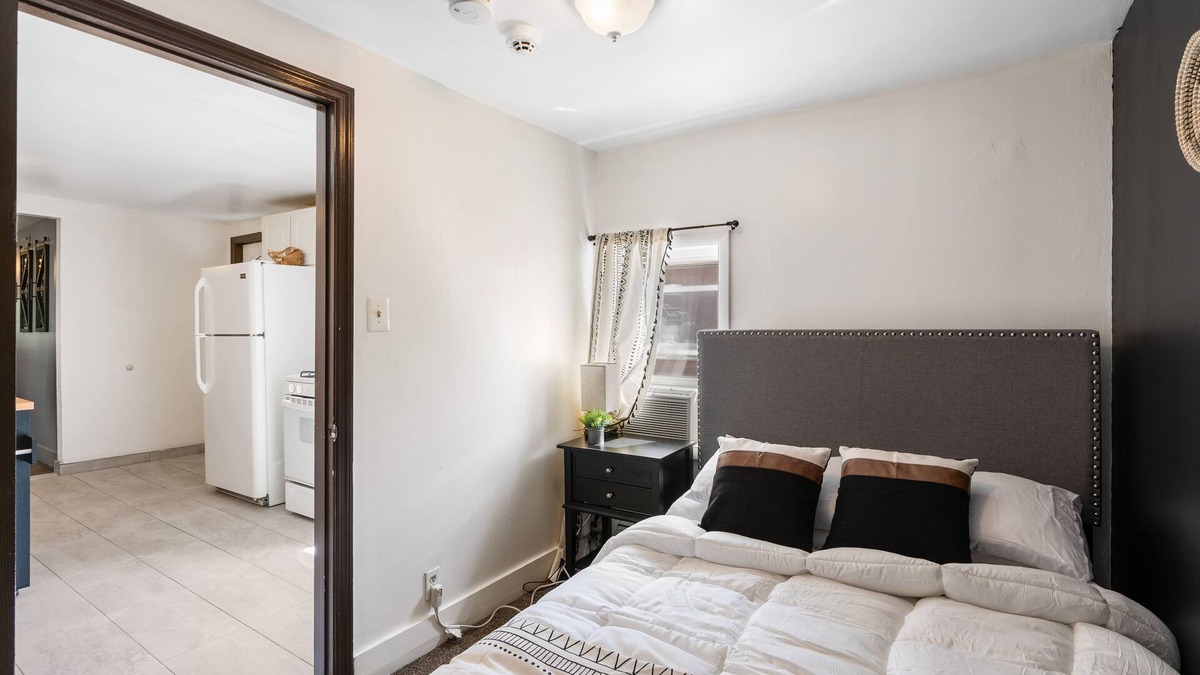 Poughkeepsie House | King Bed | Private Parking | Strong WiFi