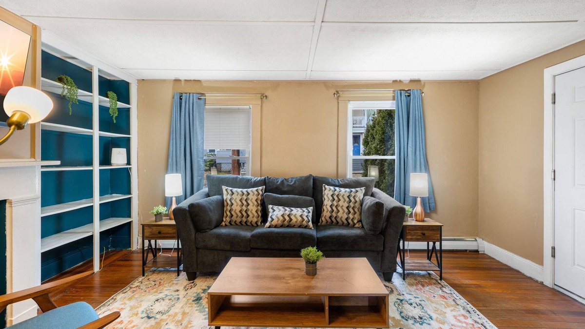 Poughkeepsie Apartment | King Bed Private Parking Fast Internet
