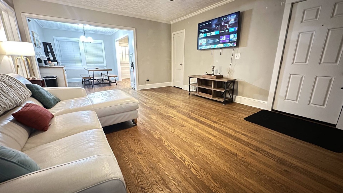 Roswell Apartment | KING bed! Quiet & Cozy, Updated, Patio porch & fenced yard for pups!
