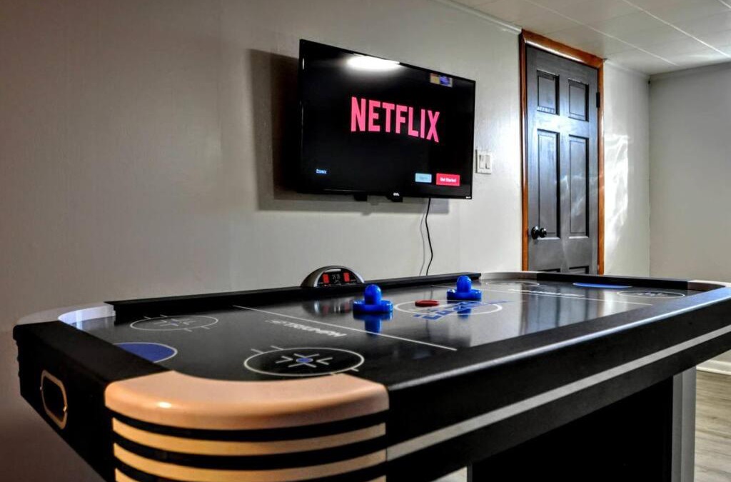 Brentwood Apartment | King Bed! Quiet Pittsburgh Home! Close to City!