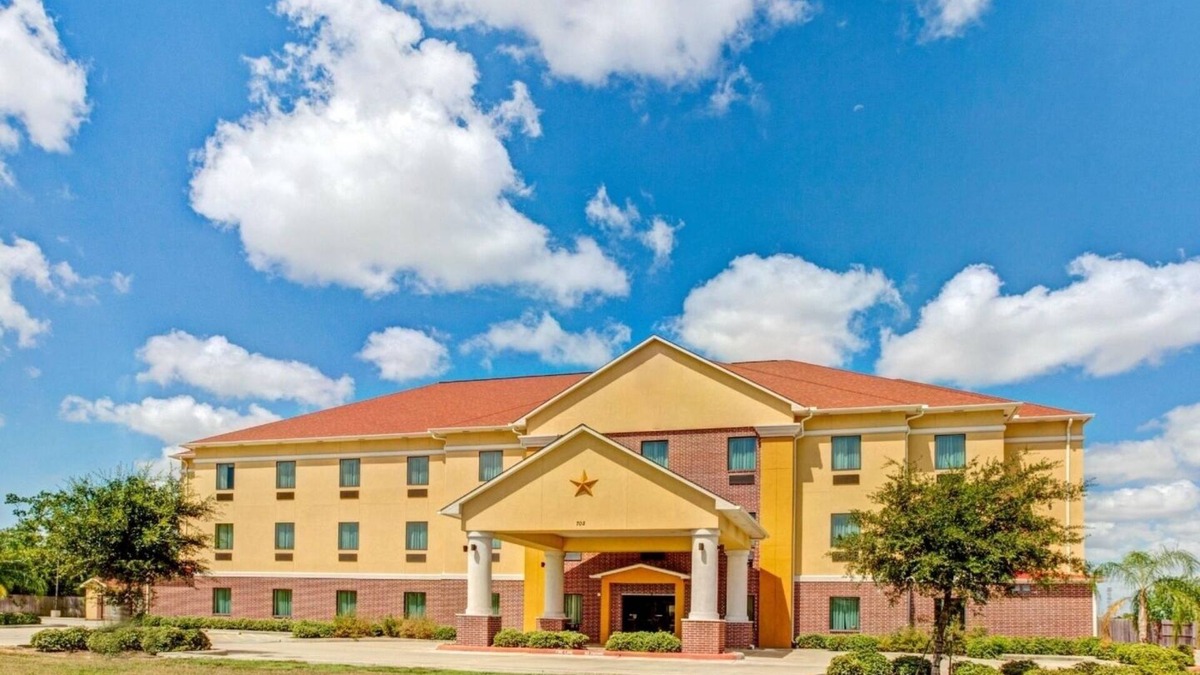 La Porte Hotel | King Bed Room, Scottish Suites La Porte, Guest Laundry, Free On-site Parking