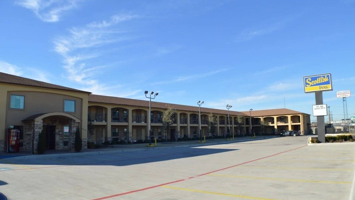 Fort Worth Hotel | King Bed, Scottish Inns, Comfy Workspace, Free Parking, close to Sundance Square