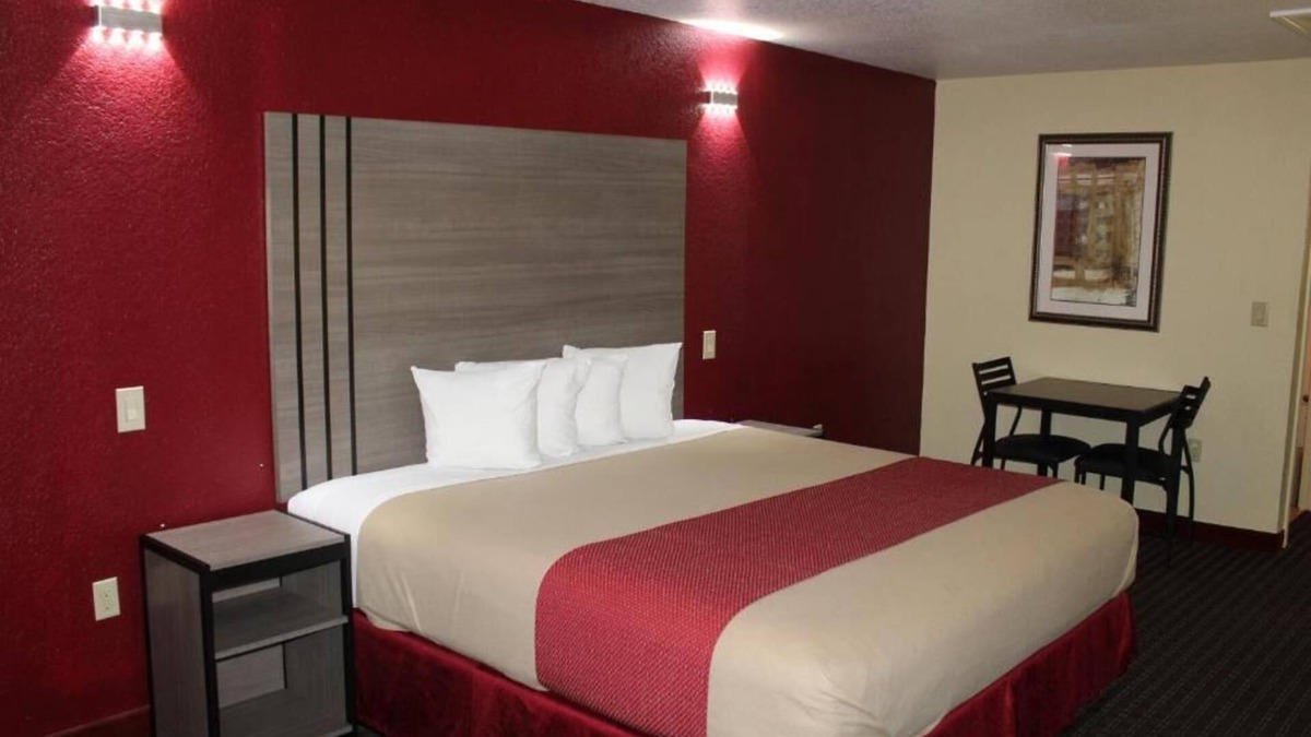 Fort Worth Hotel | King Bed, Scottish Inns, Laundry Facility, Free Parking, Near Fort Worth Zoo