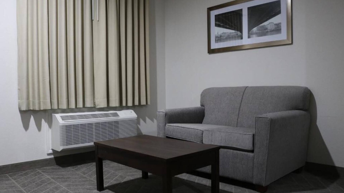 Humble Hotel | King Bed, Scottish Inns, Free Breakfast and IAH Shuttle Service