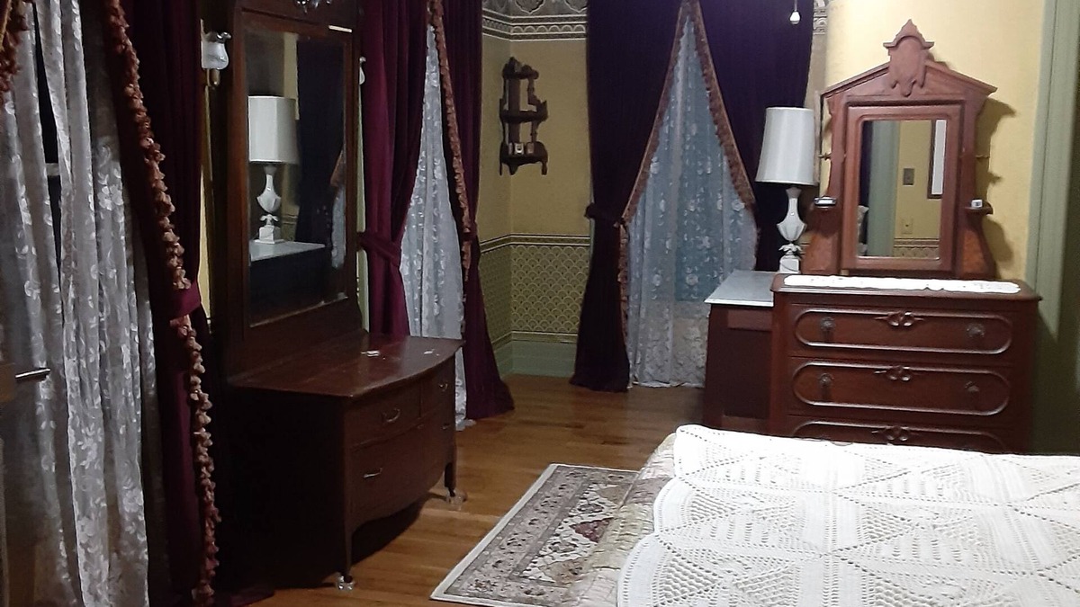 Downtown Toledo House | King Bed, Shared Bath, Sitting Room or Full-size Bed in Historic Victorian Inn