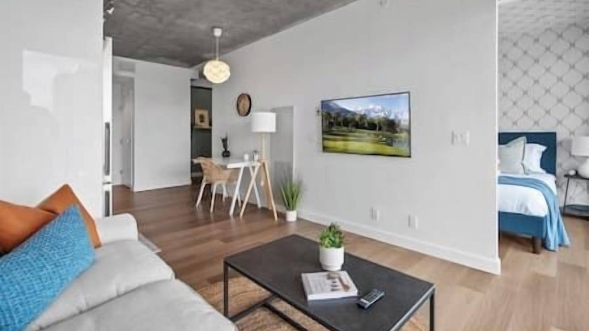 Connaught Apartment | King Bed |Skyline Views | Pool | Gym