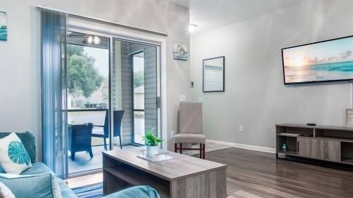 Ferry Pass Apartment | King Bed | Sofa Bed | Work Space | Near Hospitals, College, & Naval Base