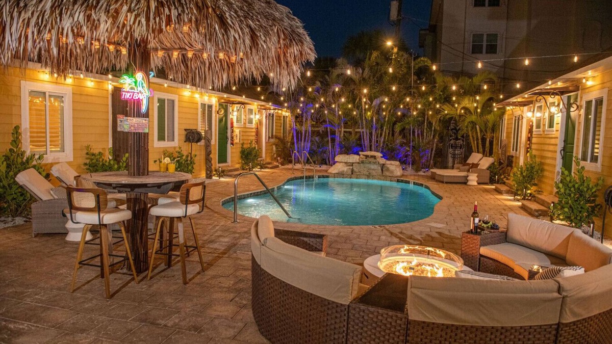 Madeira Beach Cabin | King Bed-Step to Madeira Beach-Heated Pool-Private