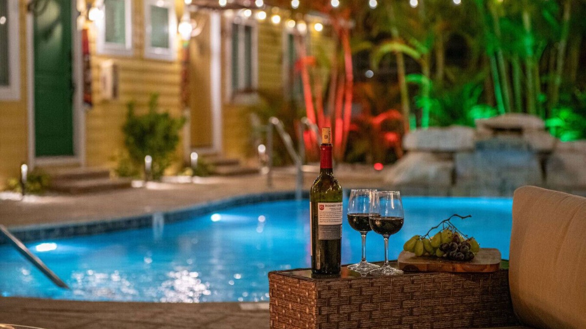Madeira Beach Cabin | King Bed-Step to Madeira Beach-Heated Pool-Private