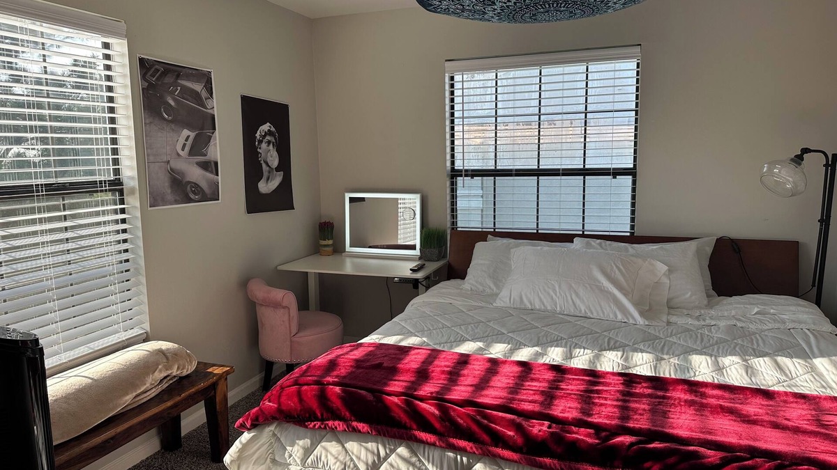 Northwest Colorado Springs Apartment | King Bed & Steps to Garden of Gods with Pool, HotTub, Sauna and Gym! Share Stay.