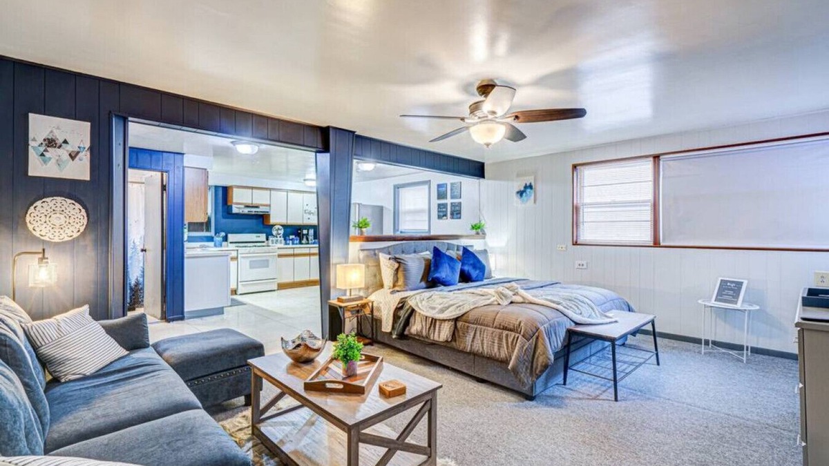 Elmwood Park Apartment | King Bed Studio | 60" HDTV | Safe | Close to Metra