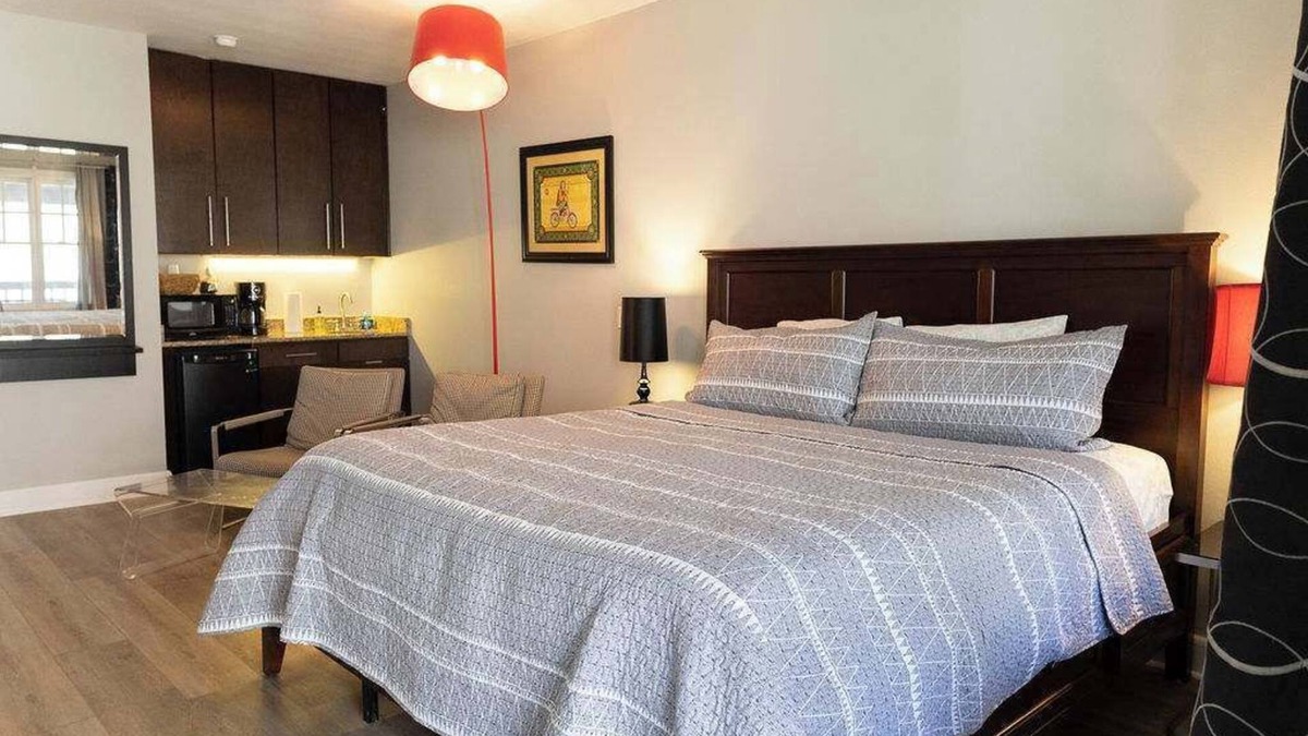 Eureka Springs Historic District Apartment | King Bed + Studio + Walk to Downtown + Balcony