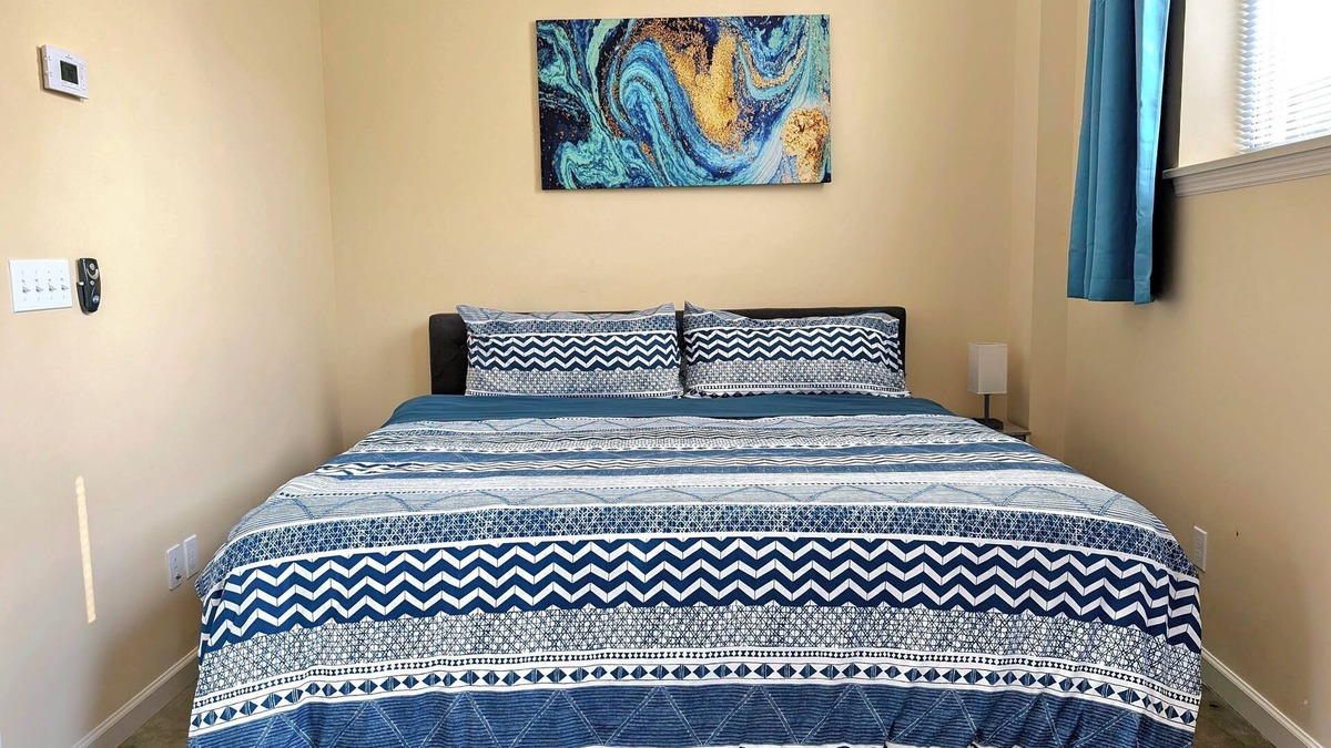 The Gate Apartment | King Bed Studio- Walking Distance to SSM and Cardinal Glennon Hospitals