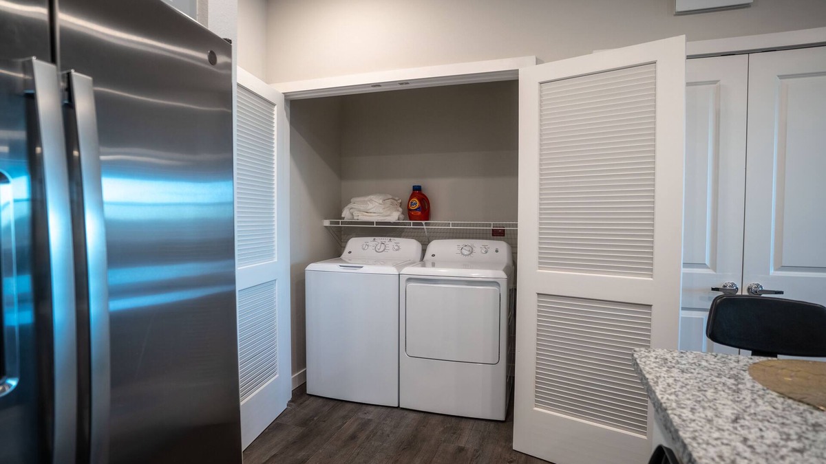 Spring Branch East Apartment | King Bed Suite Free Netflix/Parking