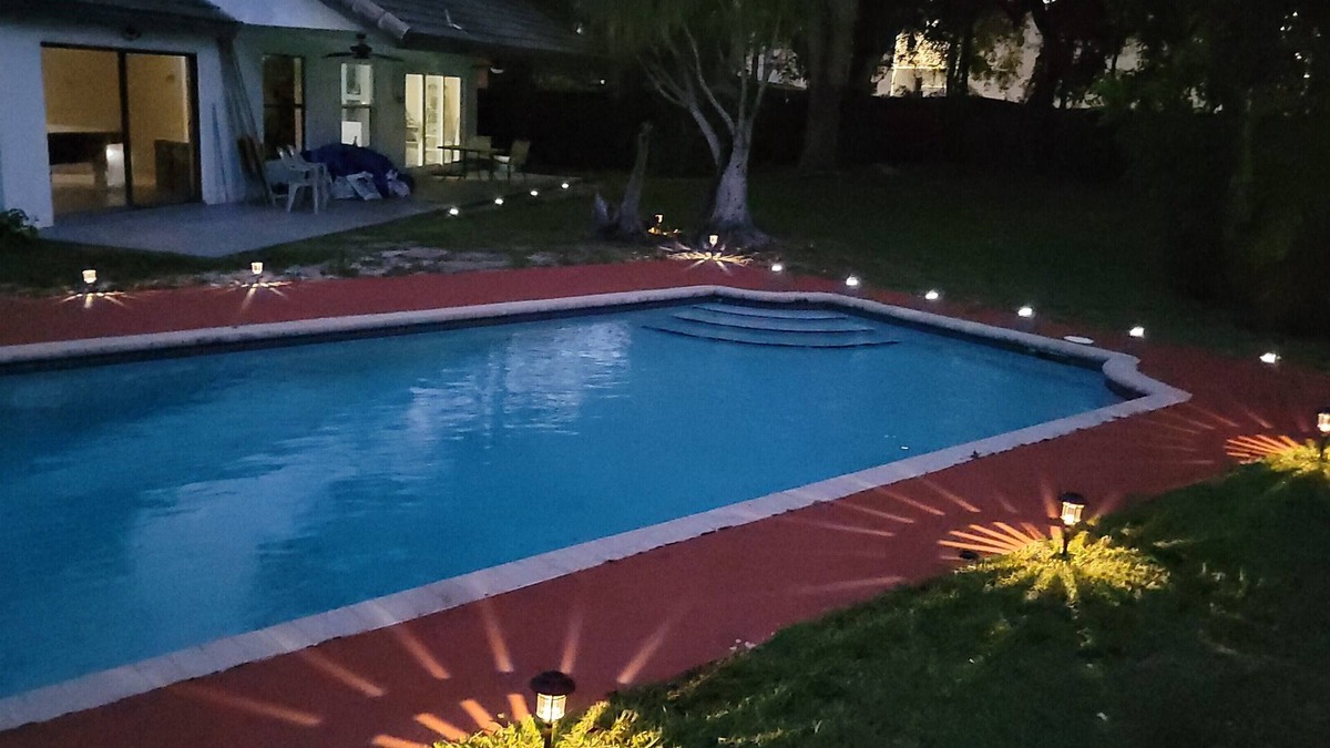 Tamarac House | KING BED SUITE w. Large Backyard, 2 LVRMs & 2 FLs