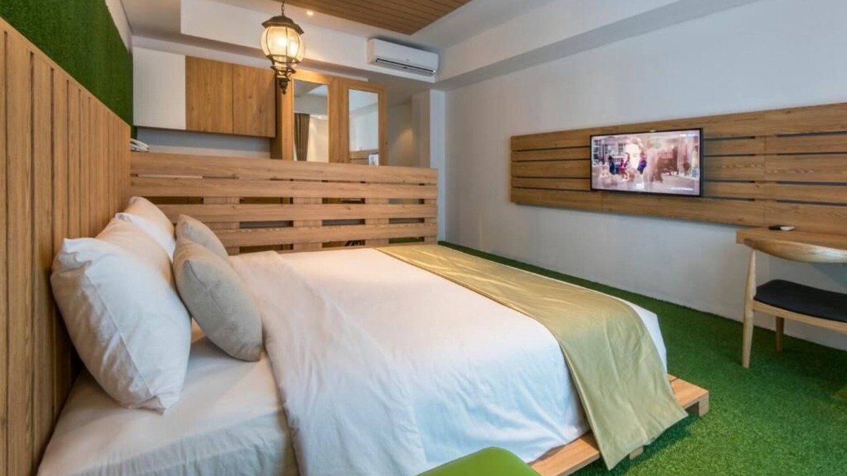 Downtown Kuta Hotel | King Bed Thematic Room in Kuta Beach Area