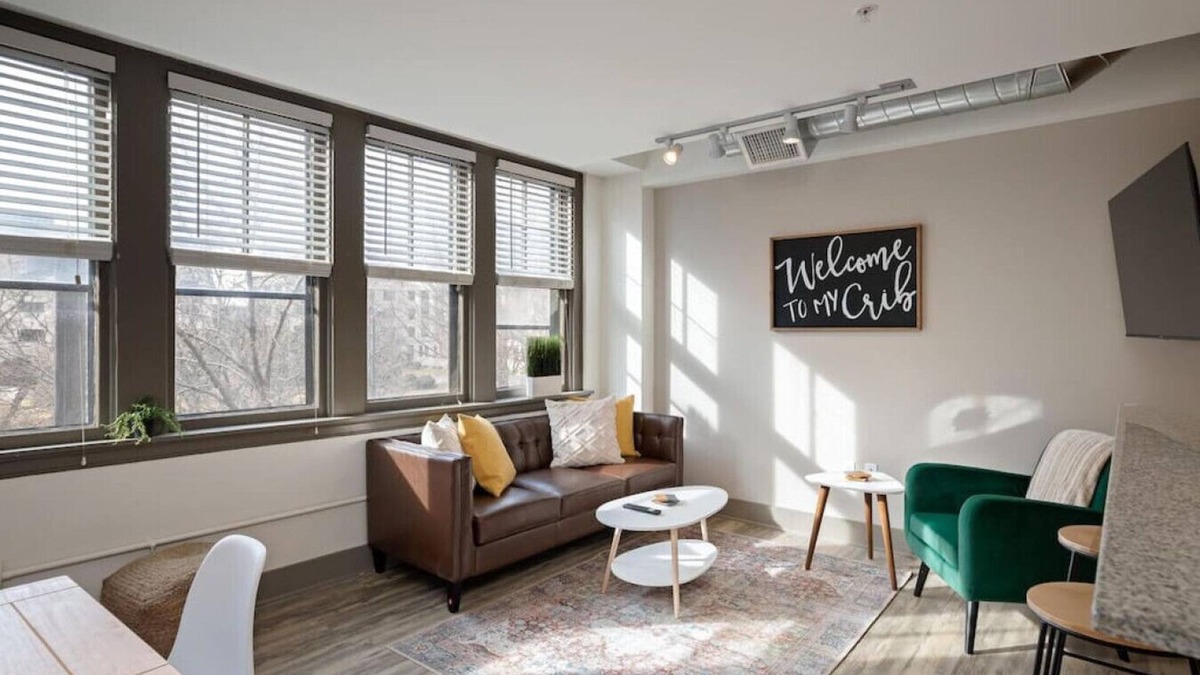 Hanover Place Apartment | ★ King Bed ★ Uptown Theater★