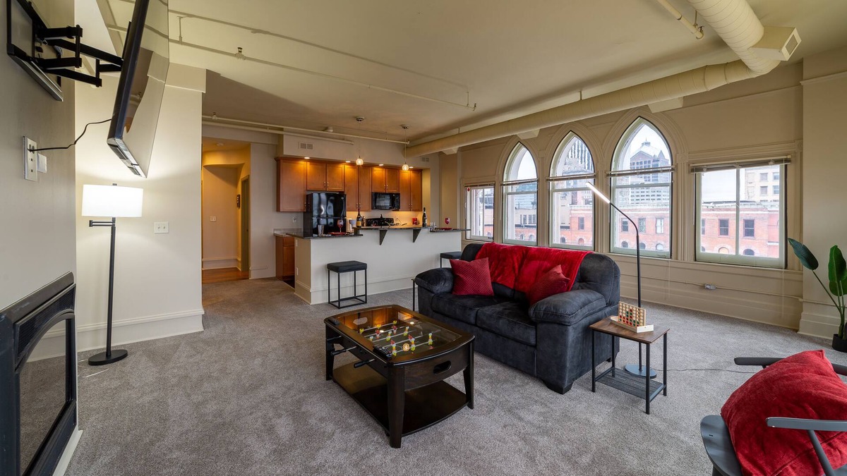 Central Business District Apartment | King bed w/ Panoramic Views of DT!