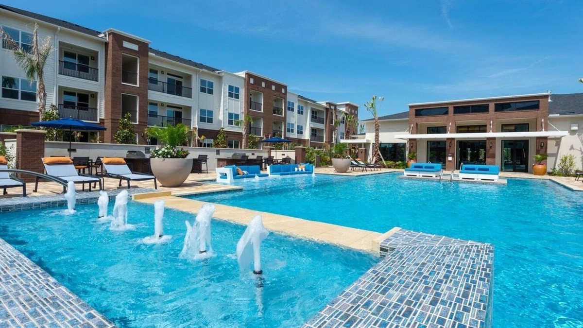 Southeast Houston Apartment | King Bed w/ Pool View 10 mins from Hobby Airport