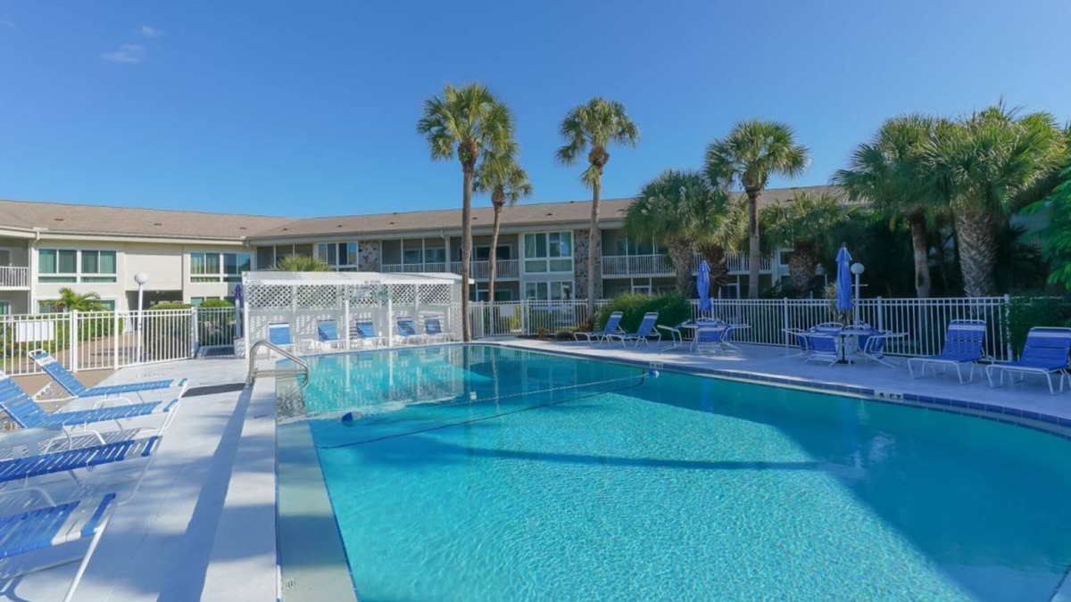 Saint Armands Key Condo | King Bed ❤ Walk to St. Armand's Circle and Lido Beach in Minutes!