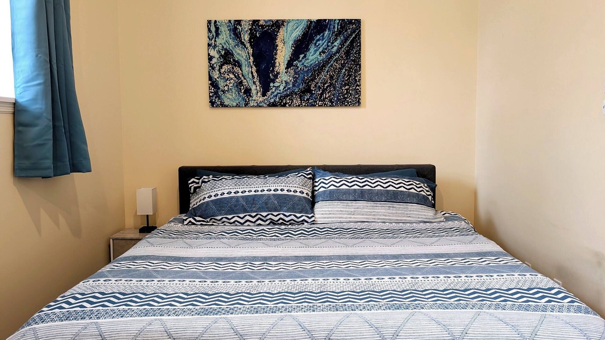 The Gate Apartment | King Bed-Walking Distance to SSM Cardinal Glennon
