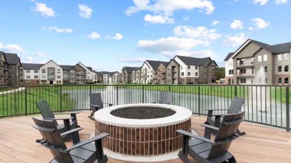 Atascocita Apartment | King Bed Water-view Flat near Lake Houston