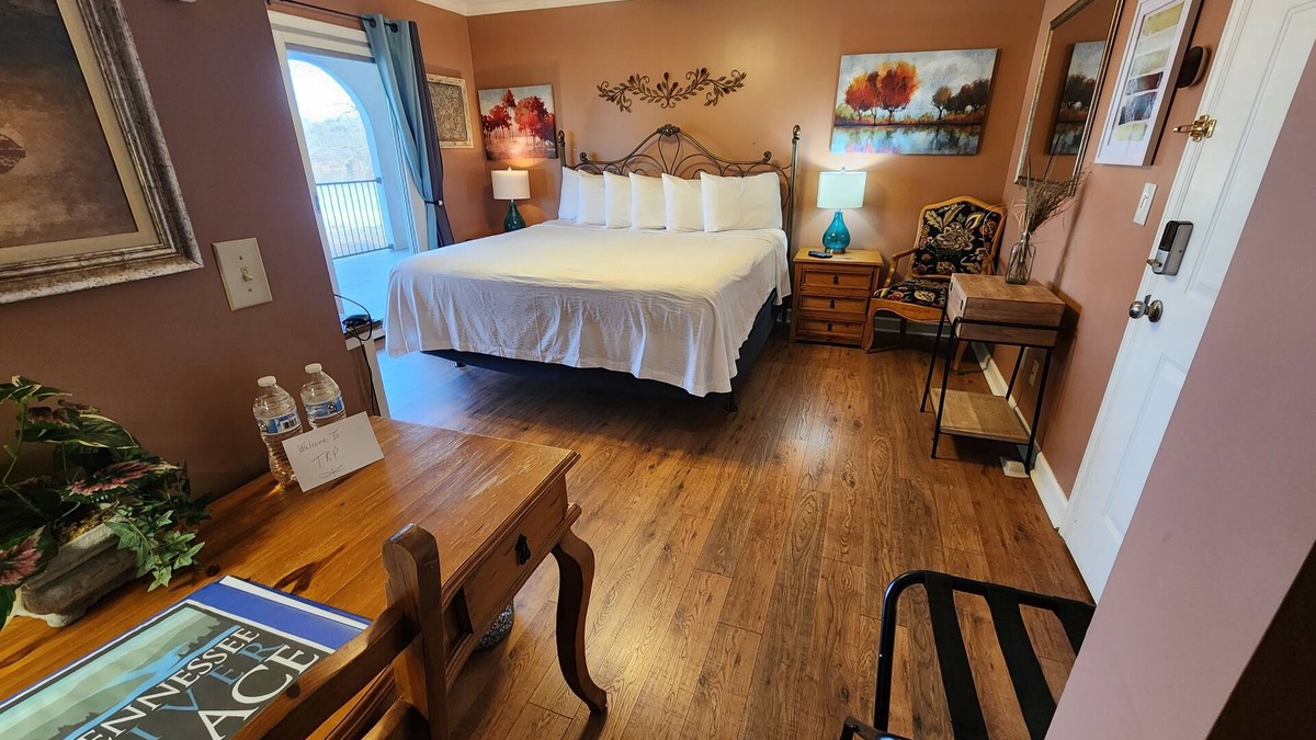 Lookout Valley Neighborhood Association Cabin | King Bed with River Views and Balcony