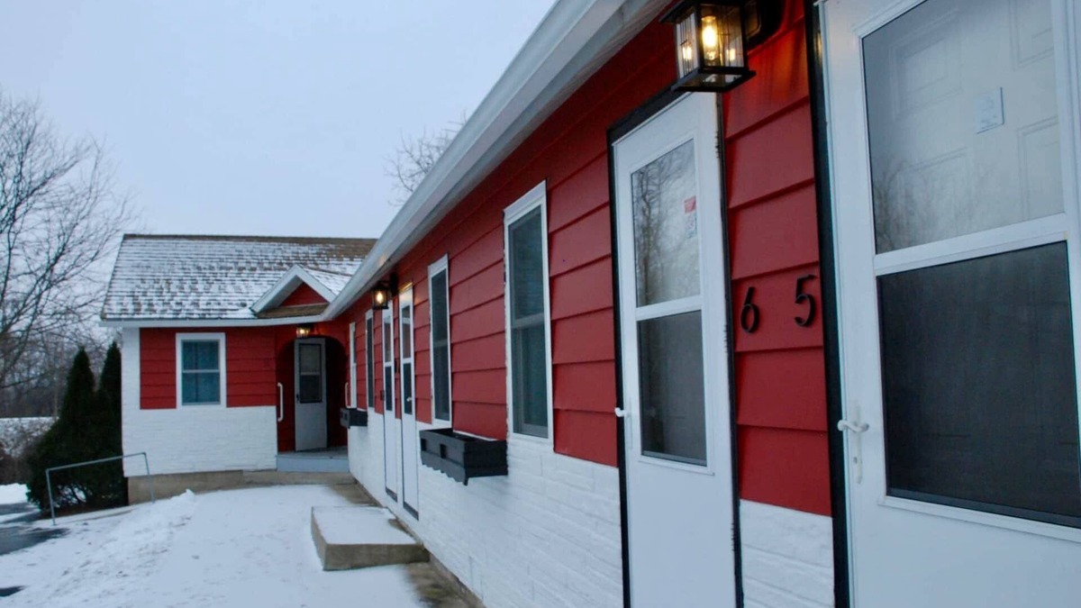 Mount Horeb Hotel | King Bedroom Suite at The Little Village