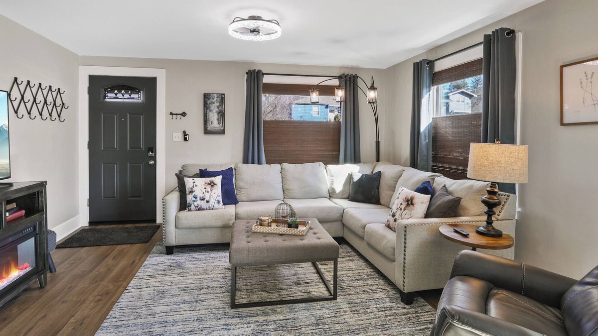 Spokane House | KING BEDS! Comfy/Spacious home near Audubon Park