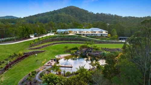 Gold Coast City House | King Beds - Ensuites - Sleeps 23 - Cinema - Lake