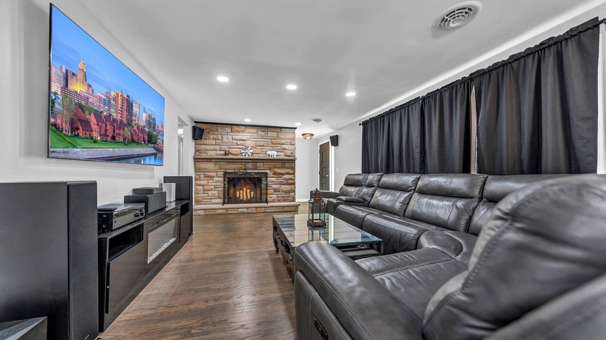 Crittenden House | King Beds, Luxe Bath and Game Room