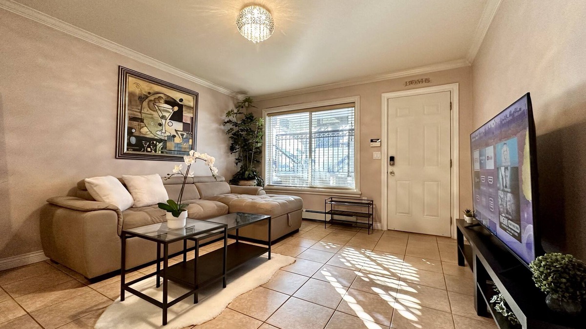 Coquitlam House | King Beds Private Suite 25 minutes away from Downtown Vancouver