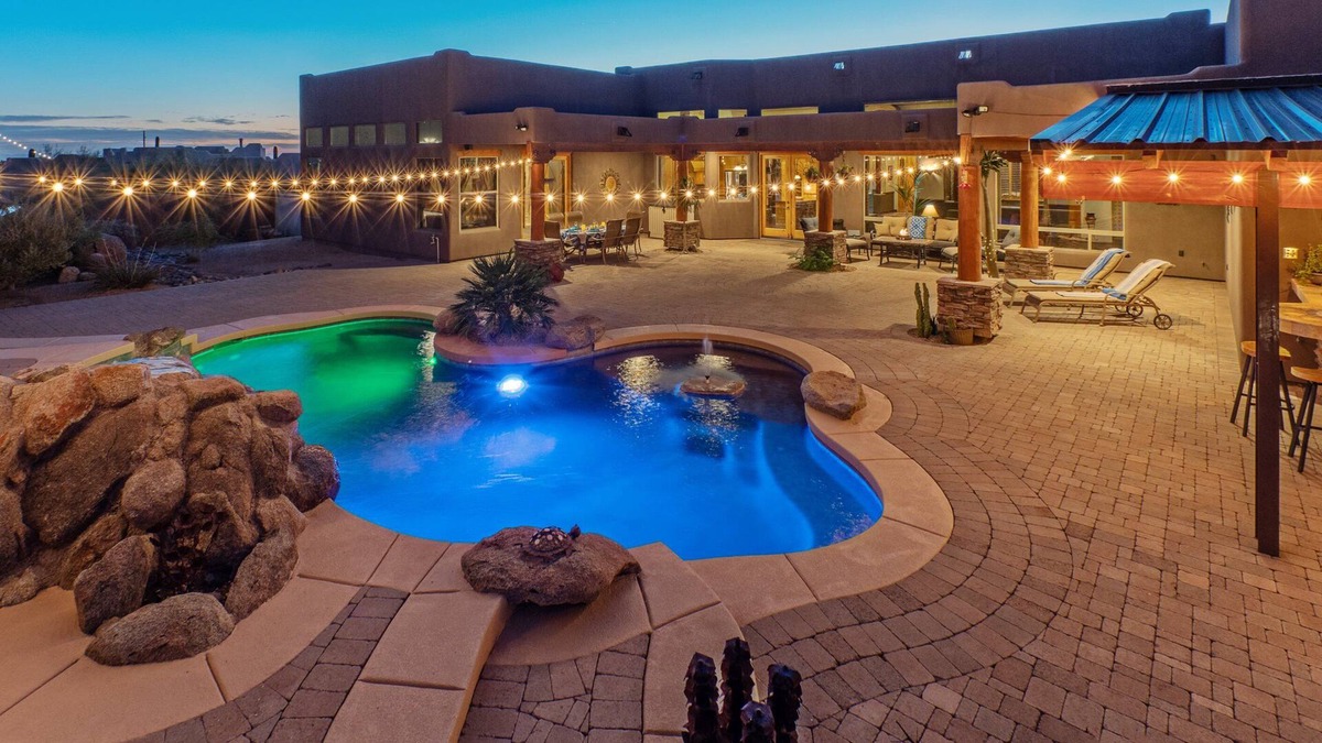 East Mesa House | King Beds & TVs All BRs, Htd POOL, Outdoor TV/Bar, Pool Table, Quail Mt VIEW, Near Golf & Trails