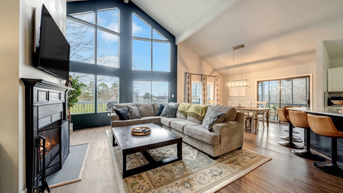 The Woods House | King Beds with Hot Tub, Arcade & Golf Course View