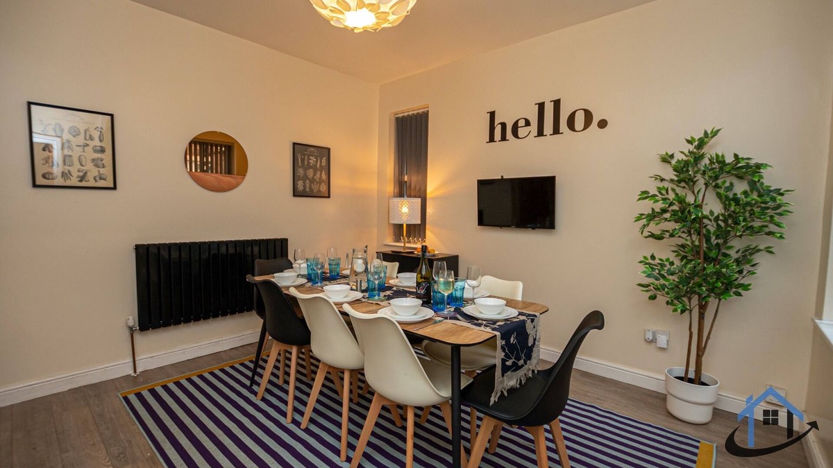 Nottingham House | King beds, workspace, corporates, parking, sleeps 10n