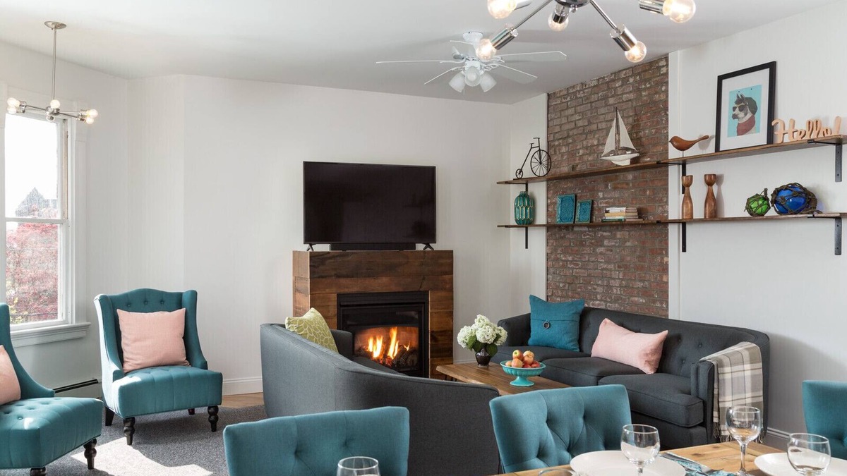 Historic Hill Apartment | King BR, Open Concept, A/C, Wi-Fi, Parking, Fireplace, 2 blocks to Thames
