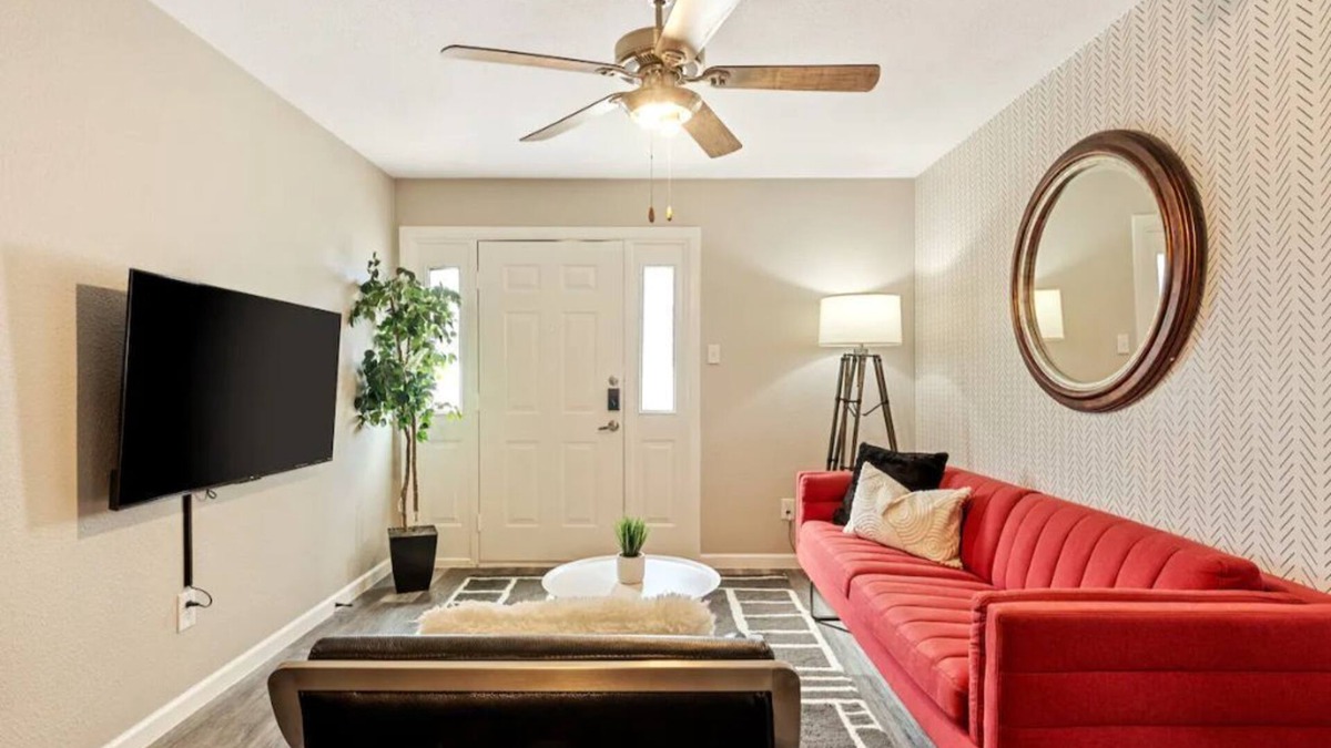 Irving House | King BR| Patio| Blkout curtns| Hospital|Tech hub